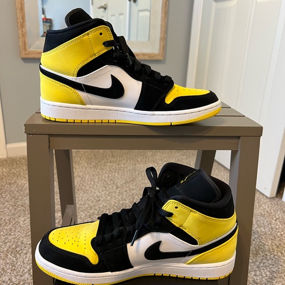 AIR JORDAN 1 MID SE 'YELLOW TOE' - Picture 2 of 10